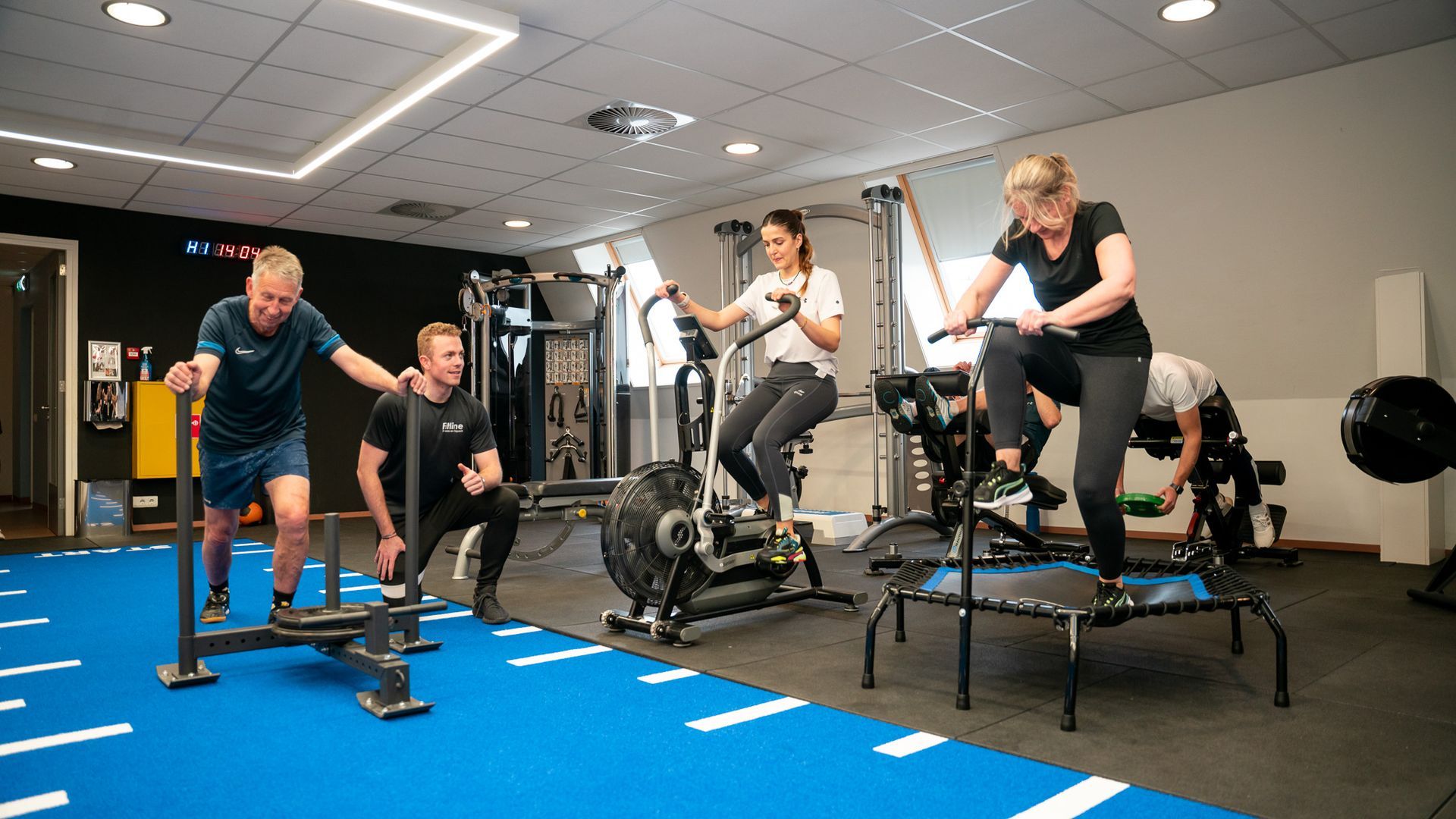 Een groep mensen doet oefeningen in een sportschool.
