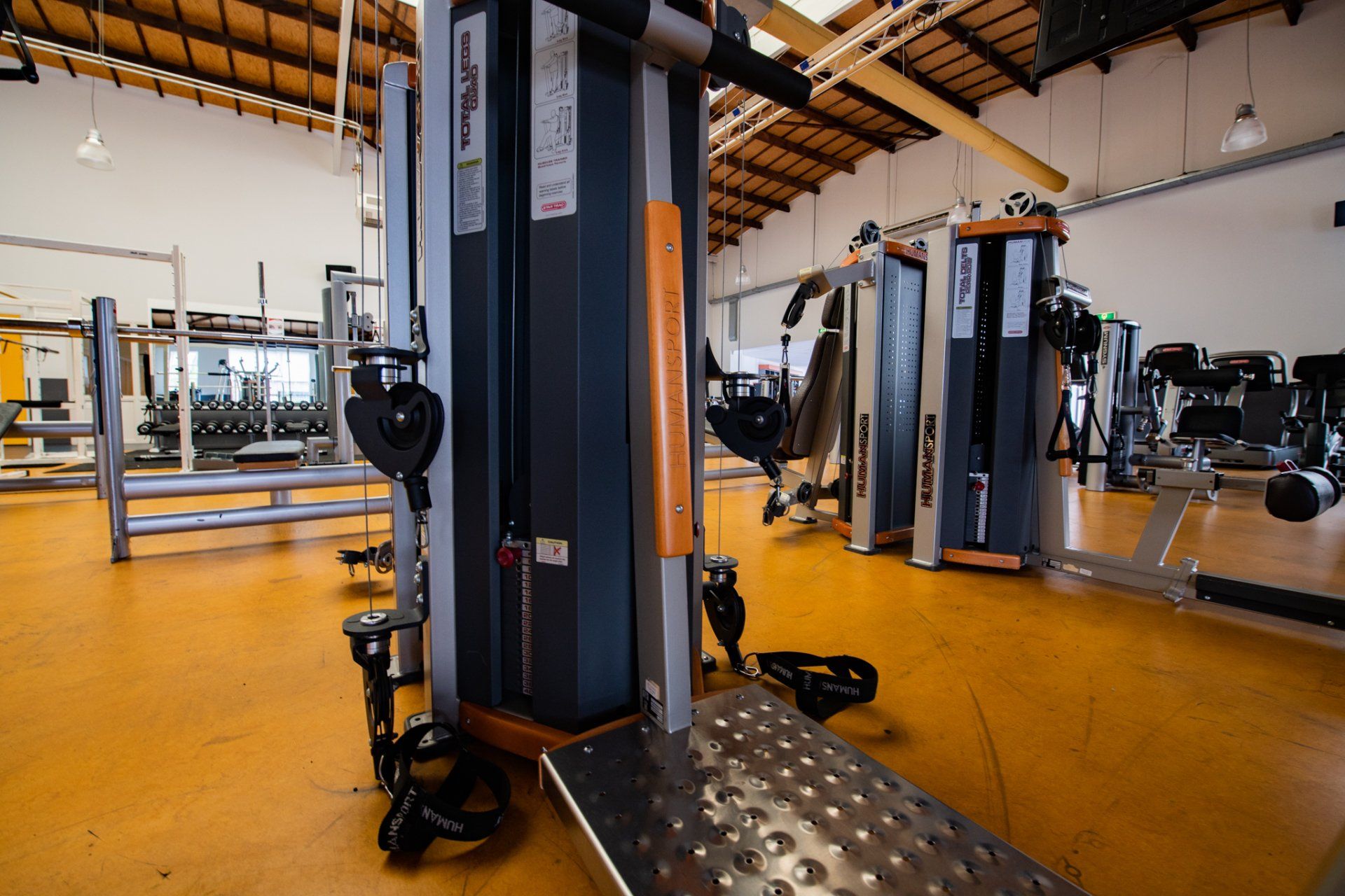 Een sportschool met veel fitnessapparatuur op de vloer