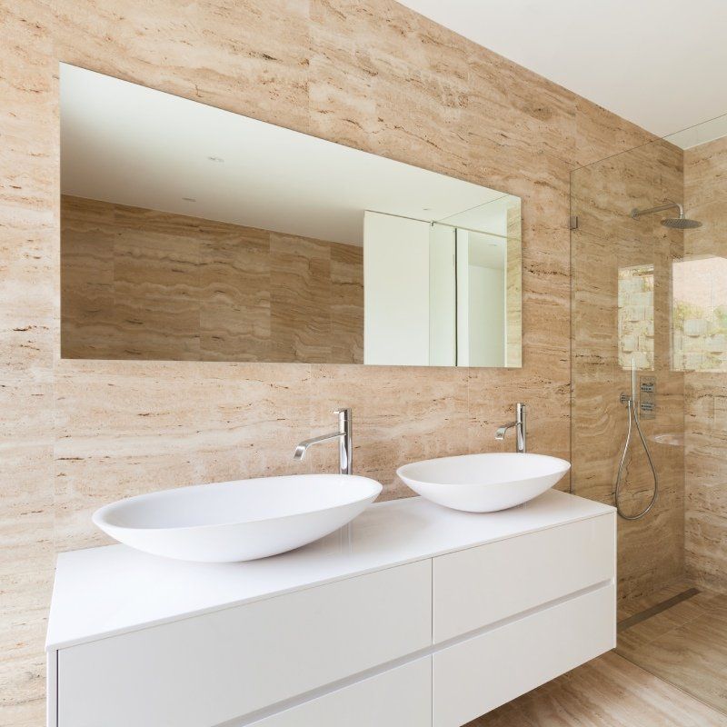 bagno in marmo con lavabo circolare
