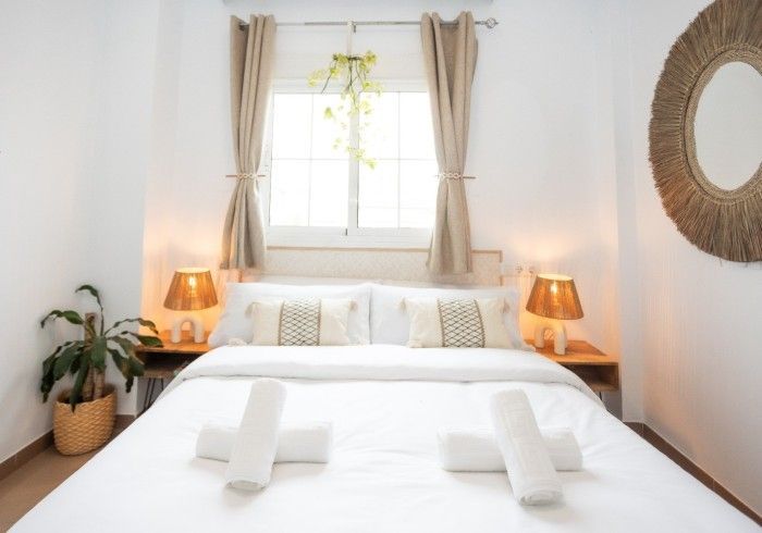 Un dormitorio con una cama y dos lámparas.