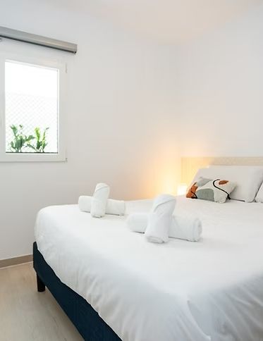 Un dormitorio con una cama grande y una ventana.