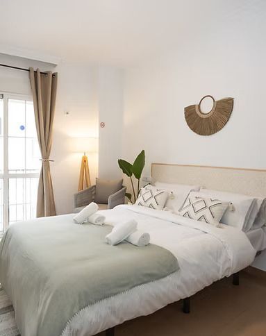 Hay una cama grande en el medio de la habitación.