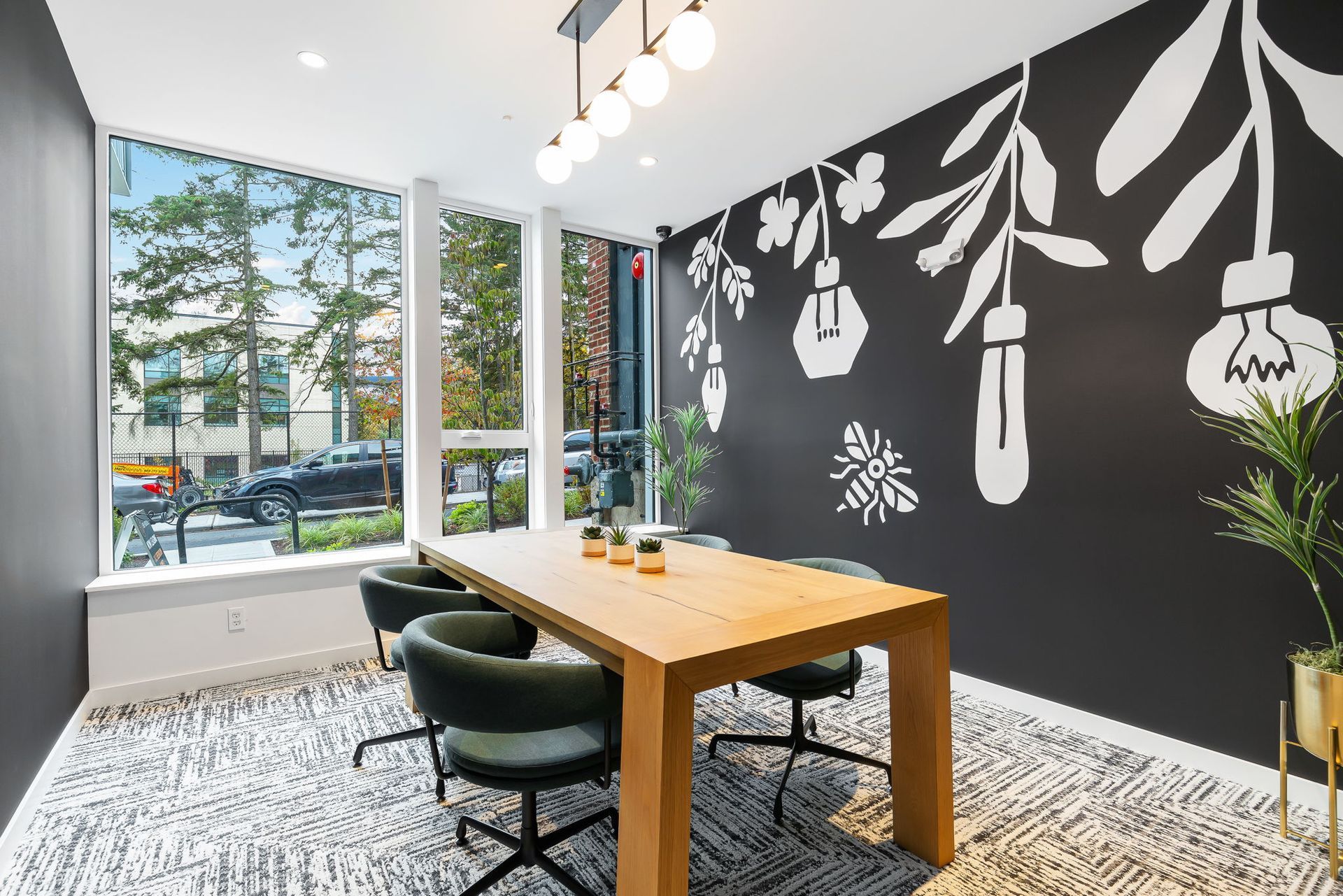 Photo of modern dining area, click here to view Amenities