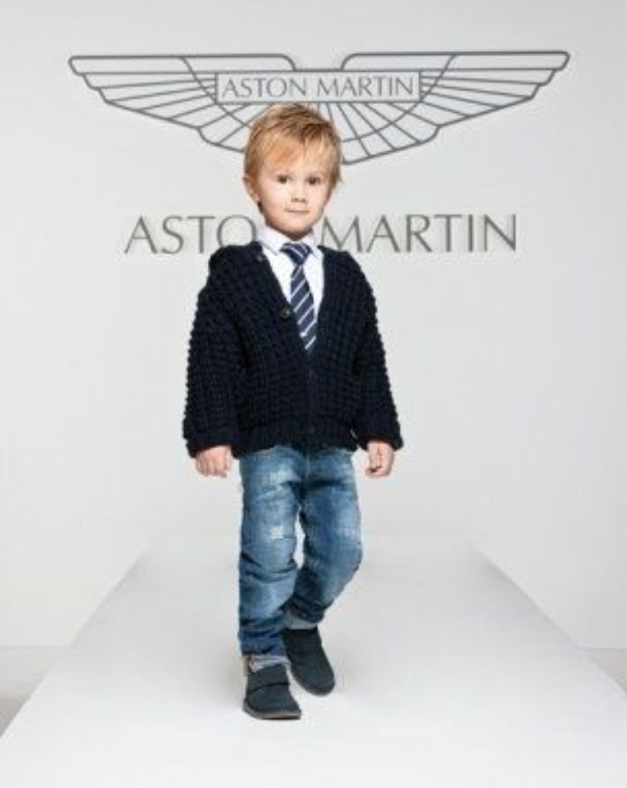 Bimbo con abiti Aston Martin