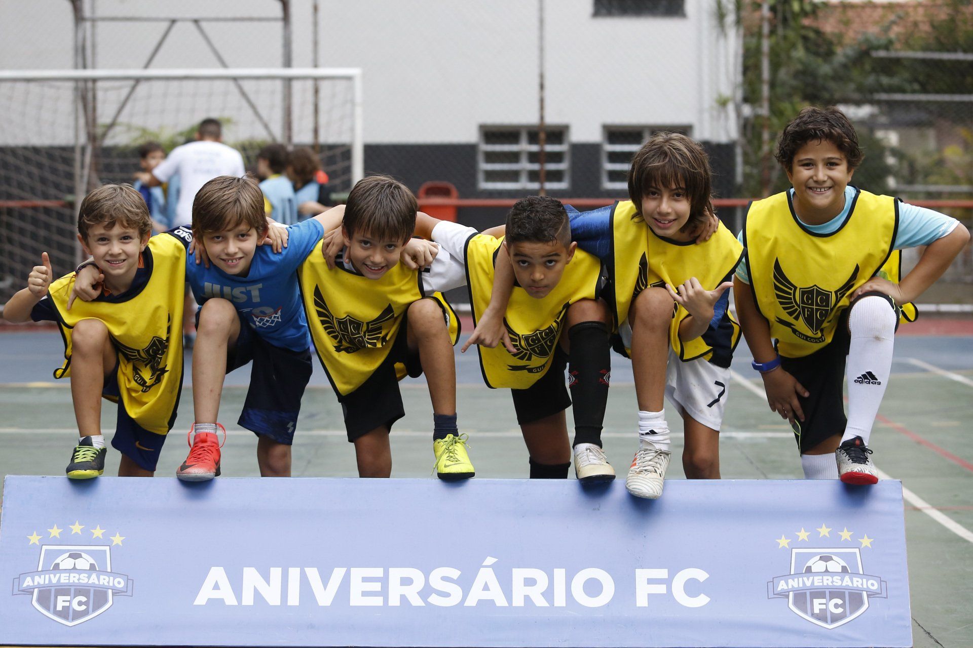 Jogo de futebol infantil. meninos jogando futebol no campo de