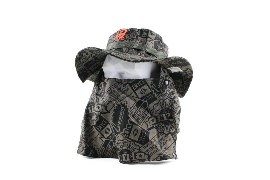 Puesto de caza con estampado de camuflaje, con gorra puesta y orejeras.