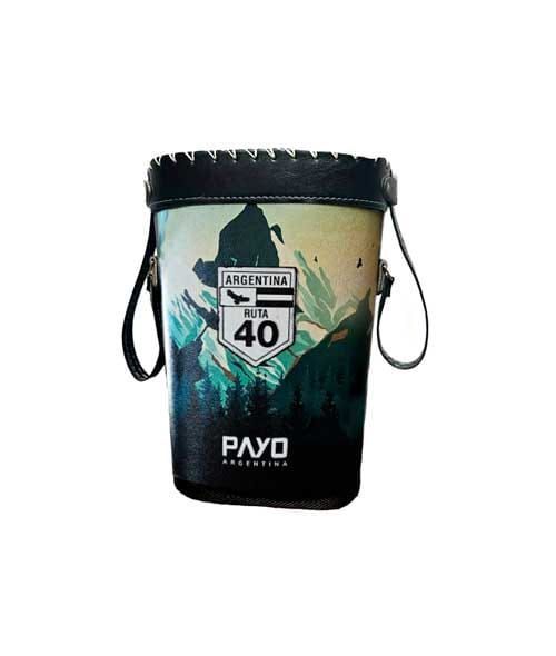 Bolso tipo cubo con diseño “Ruta 40 Argentina”, color azul oscuro y verde, con correas negras.