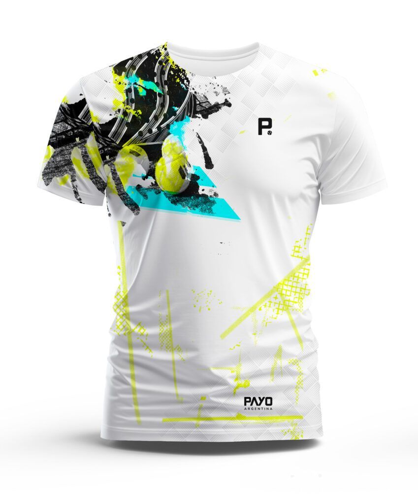 Camiseta blanca con diseño abstracto en negro, amarillo y verde azulado en el hombro izquierdo. Logotipo "P." en el pecho.