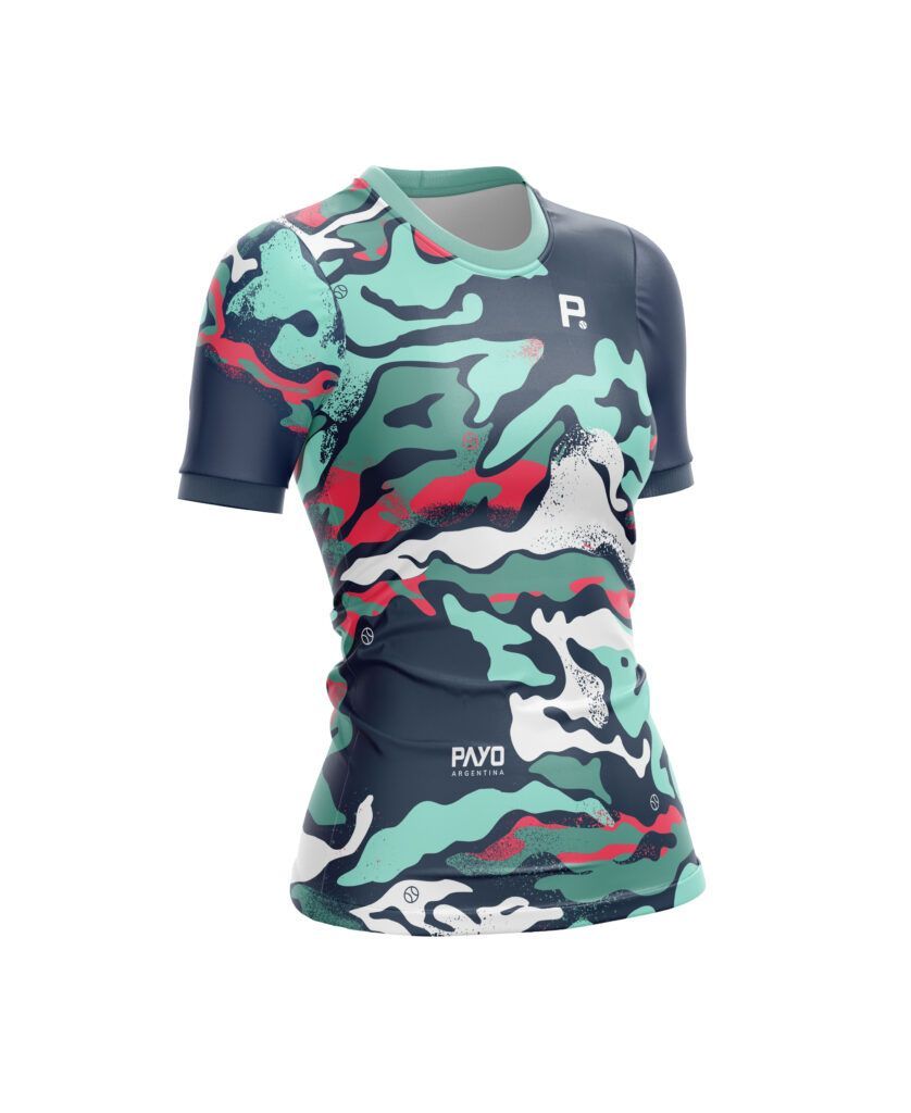 Camiseta deportiva con estampado de camuflaje en verde azulado, rojo y blanco sobre fondo azul oscuro, con logotipo "P".