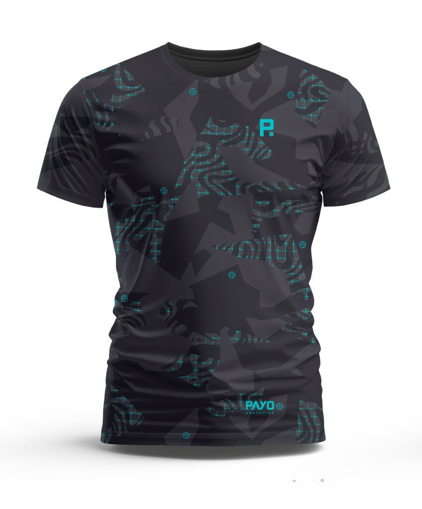 Camiseta de camuflaje negra y turquesa con logotipo "P" turquesa y "PAYO" en el dobladillo.