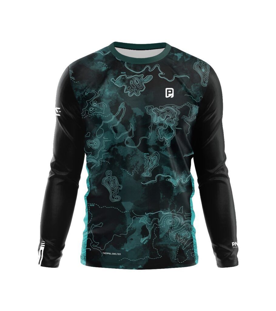 Camiseta deportiva de manga larga con estampado abstracto azul oscuro y turquesa en la parte delantera y mangas negras.