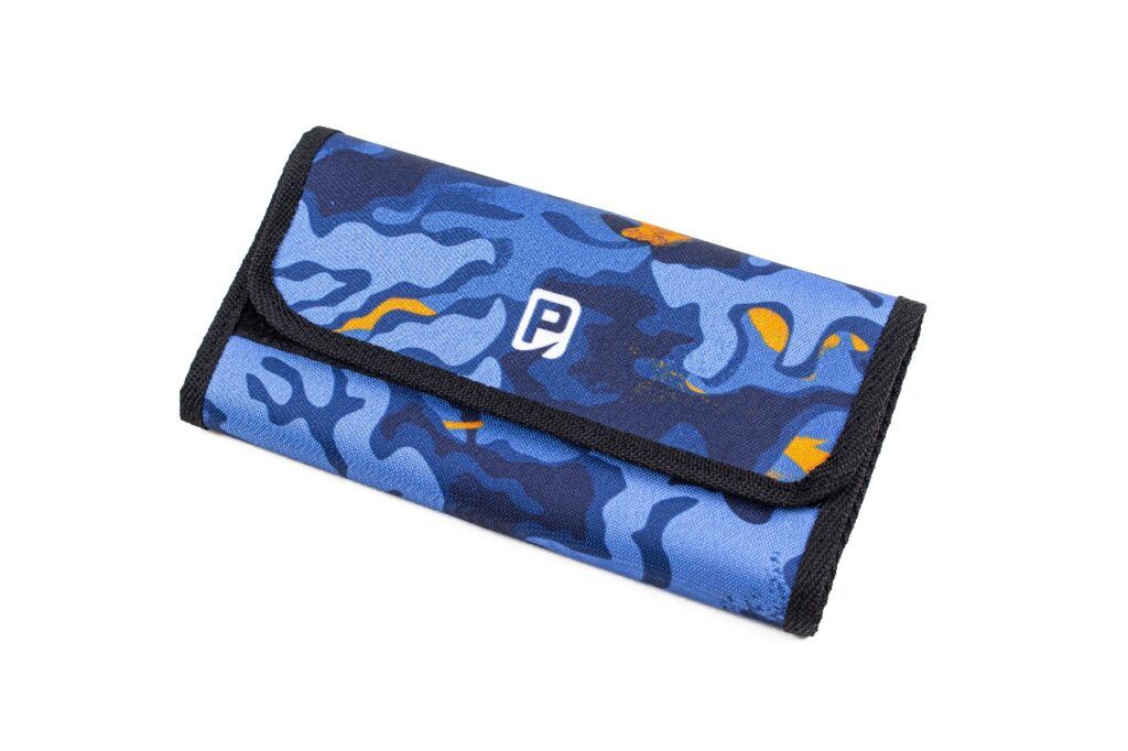 Estuche para gafas con diseño de camuflaje azul, ribete negro y logotipo blanco.