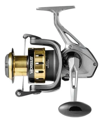 Carrete de pesca de plata y oro versus spinning.