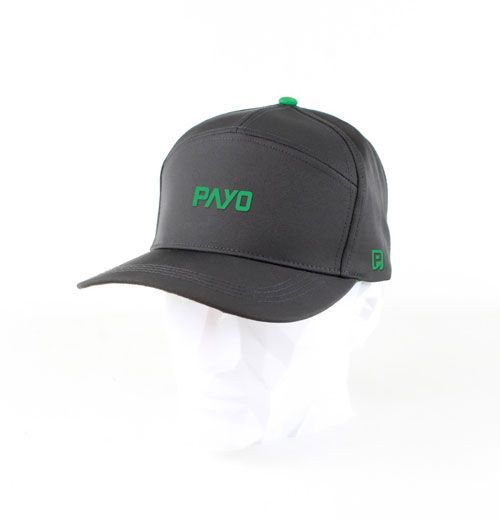 Gorra negra con "PAYO" en verde en el frente y un acento verde, sobre una cabeza de maniquí blanca.