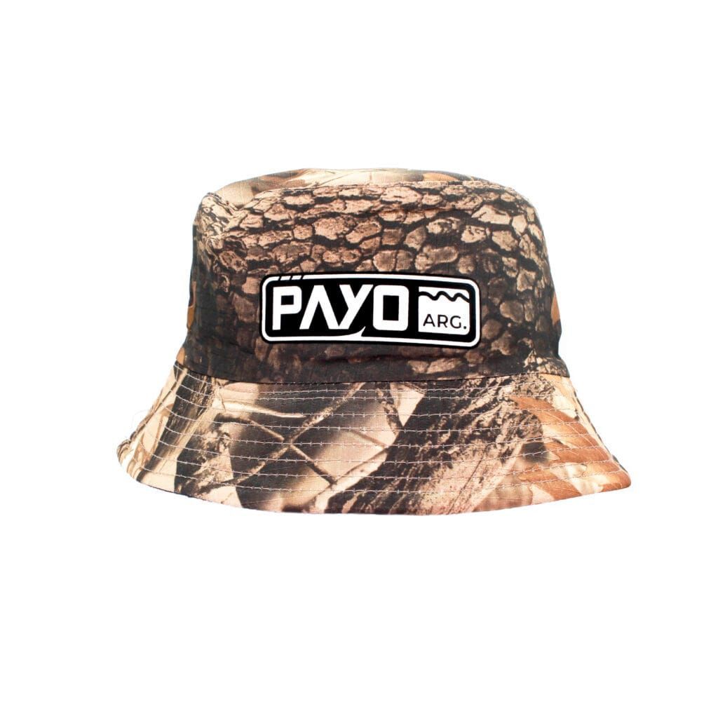 Sombrero de pescador con estampado de camuflaje y logo “PAYO ARC”.