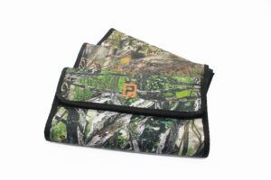 Estuche para gafas con diseño de camuflaje azul, ribete negro y logotipo blanco.