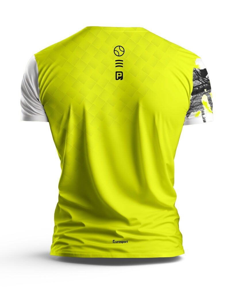 Camiseta blanca con diseño abstracto en negro, amarillo y verde azulado en el hombro izquierdo. Logotipo 