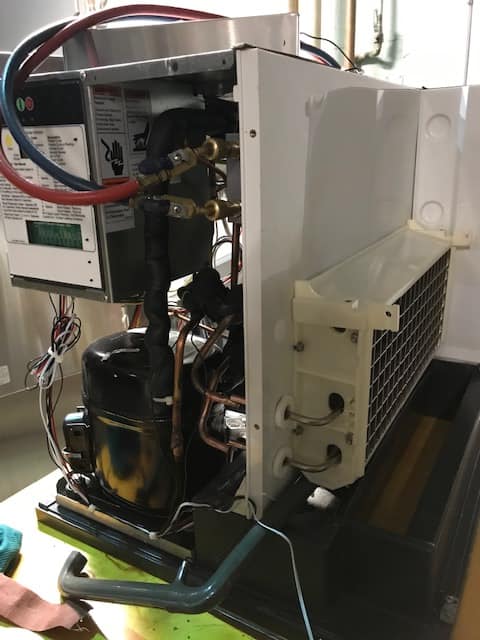 Un compresseur est en cours de travail avec un tuyau qui y est attaché