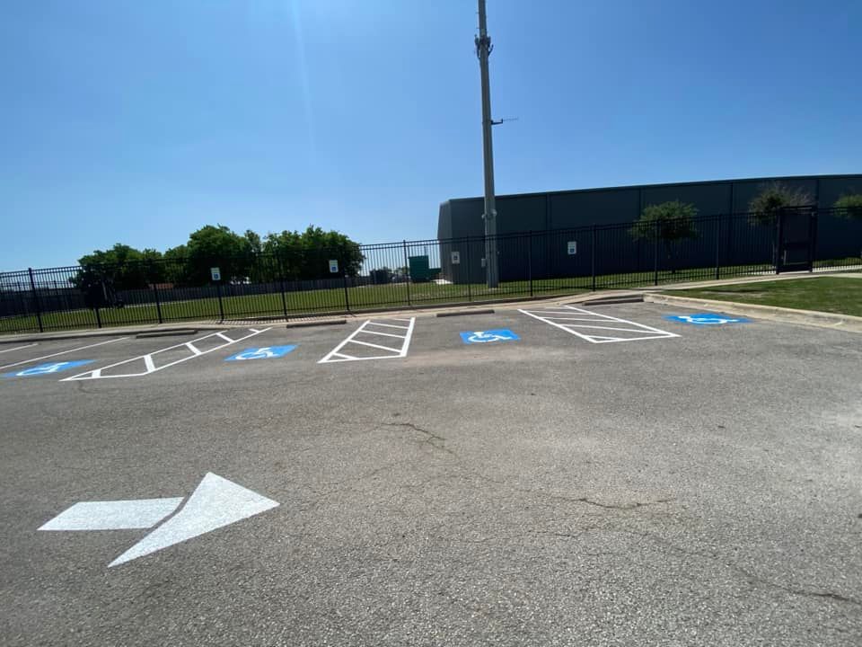 A parking lot with a white arrow pointing to the right