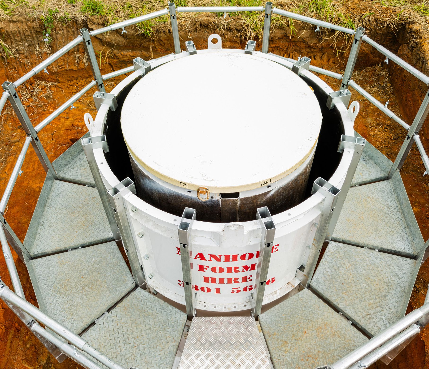 Manhole drum with pour board and scaffold