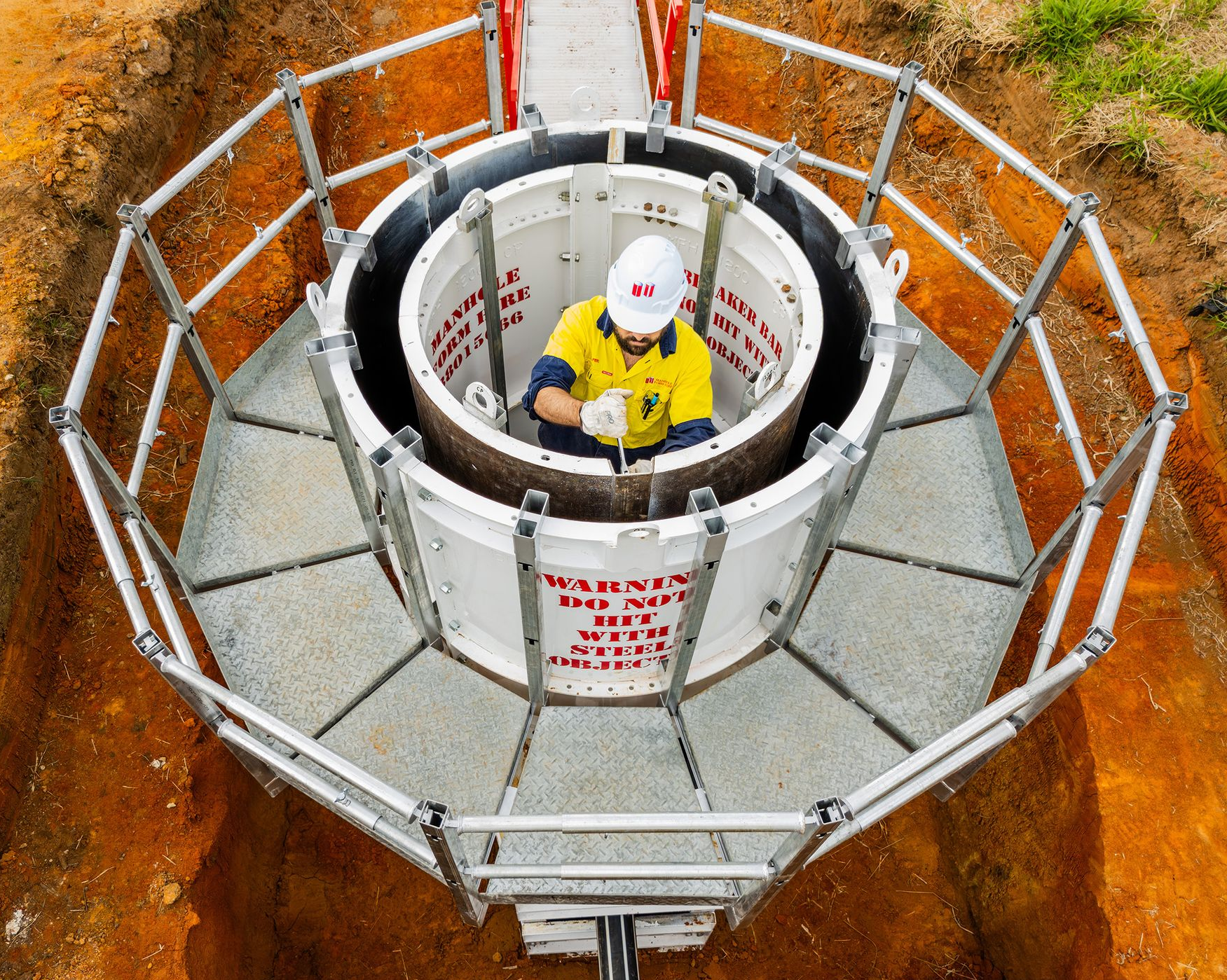 Manhole drum with inner and outer scaffold