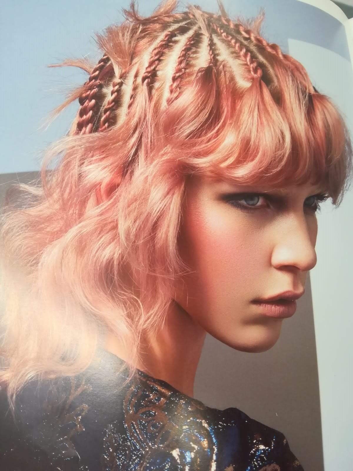 Caschetto mosso con frangetta