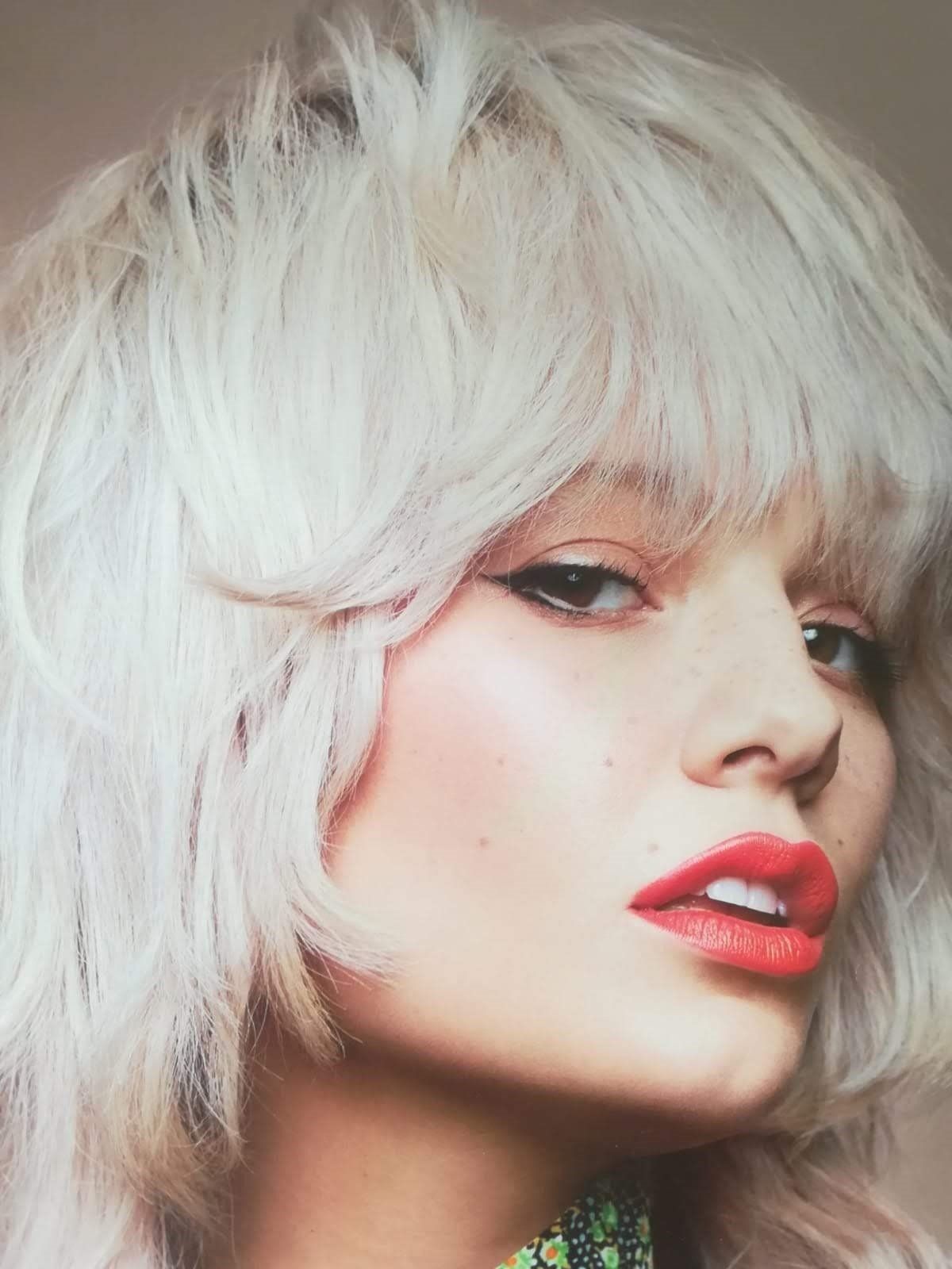 Taglio alle spalle biondo platino