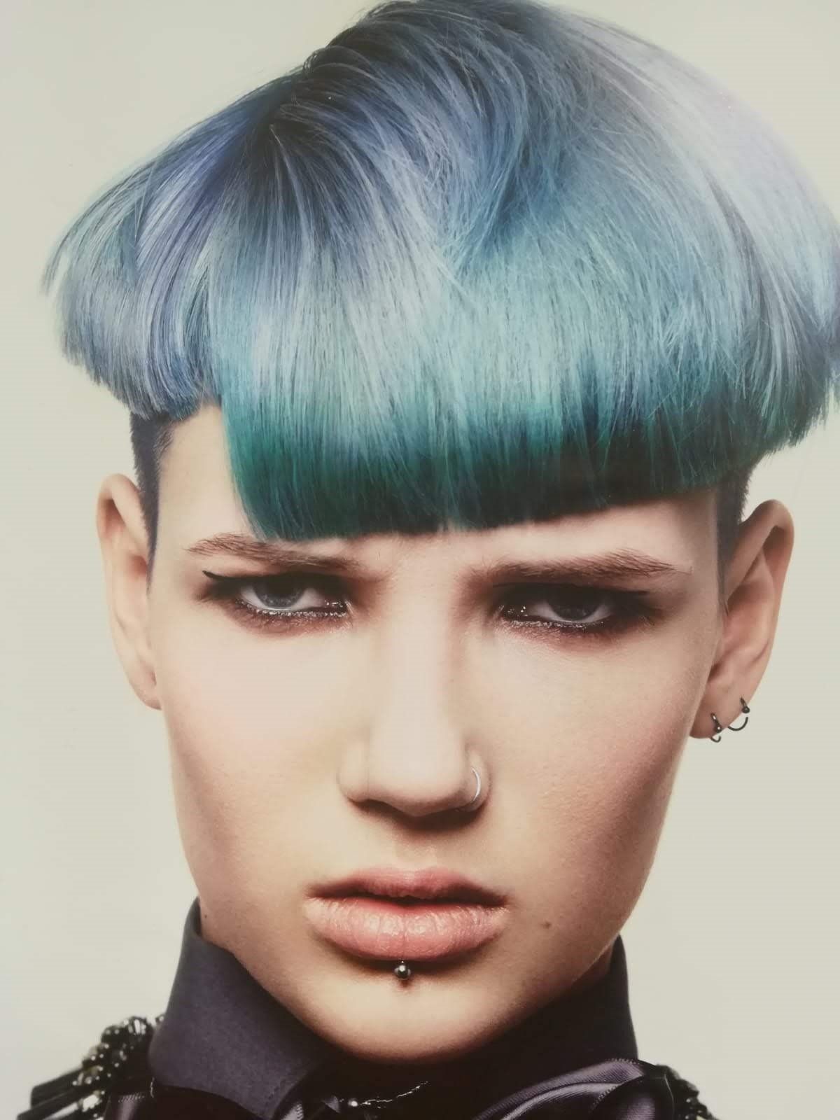 Capelli corti grigio argentato