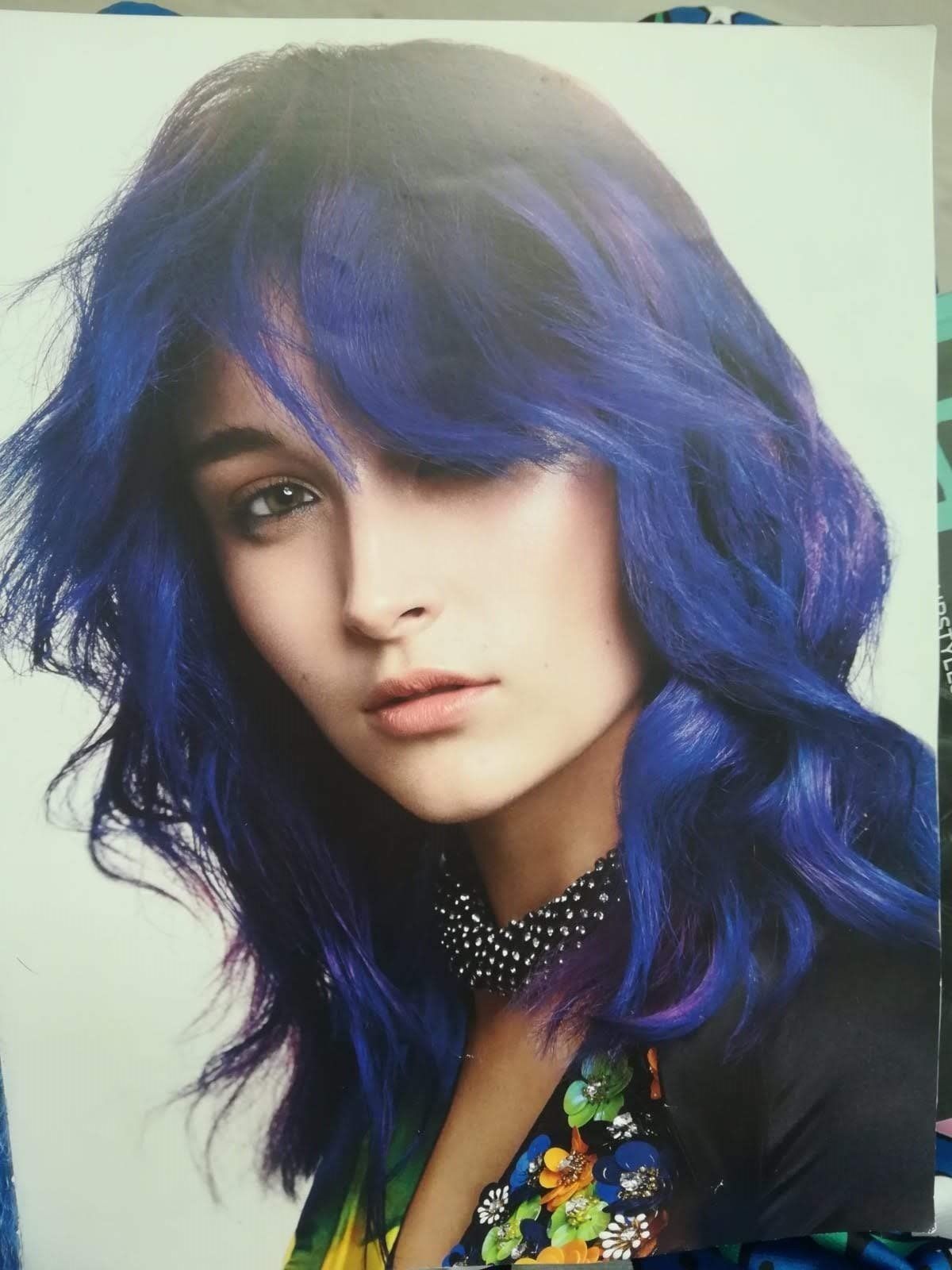 Capelli lunghi riflessi blu
