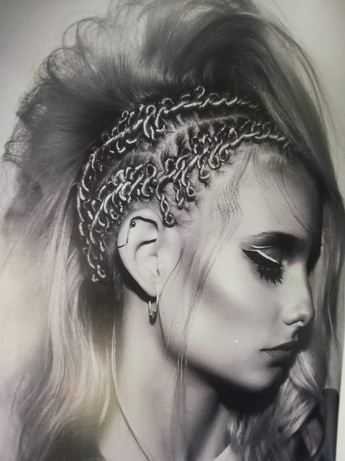 Acconciatura raccolta rock