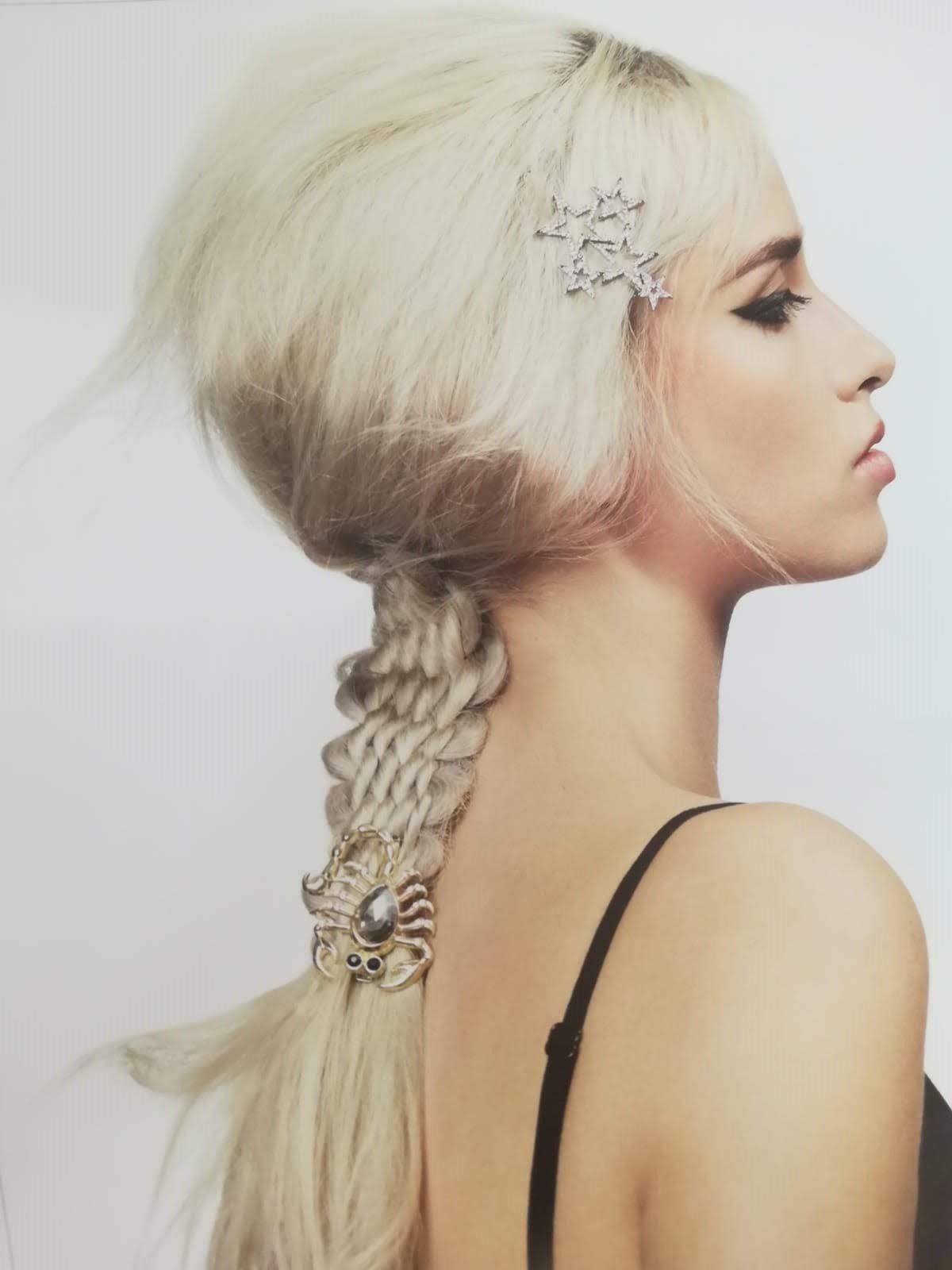 Capelli raccolti con coda bassa