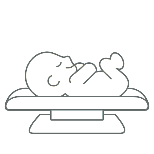 Baby liegt mit geschlossenen Augen auf einer Waage.