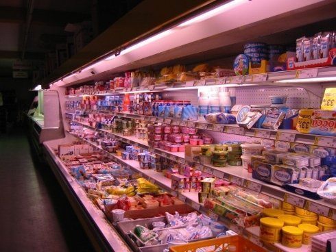 scaffale con formaggi