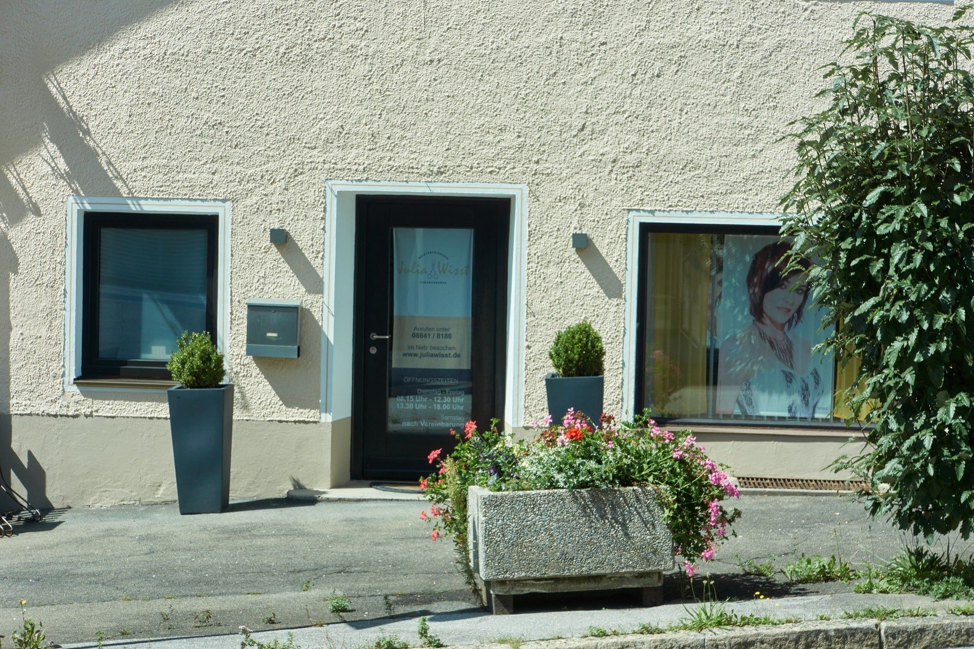 Friseurmeisterin Julia Wisst, mit dem Haarstudio am Burggraben in Murnau