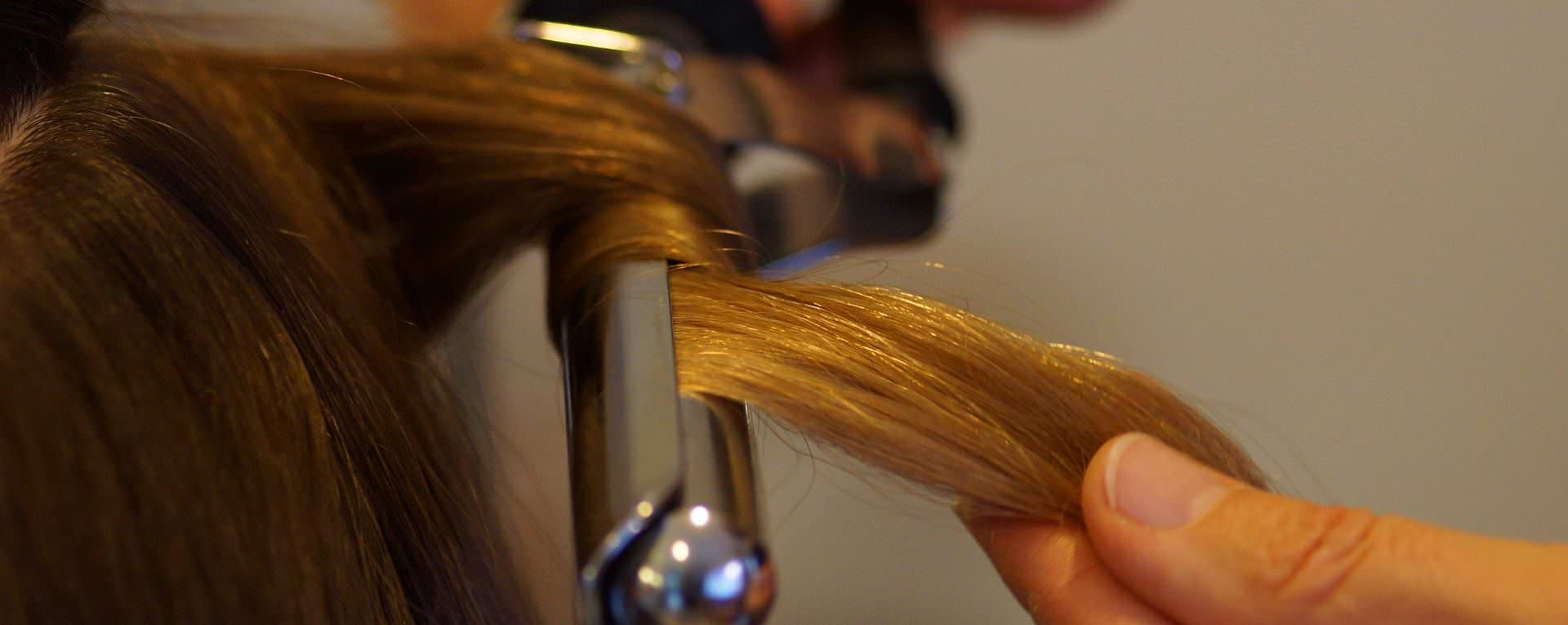 Julia Wisst beim Damenhaare locken