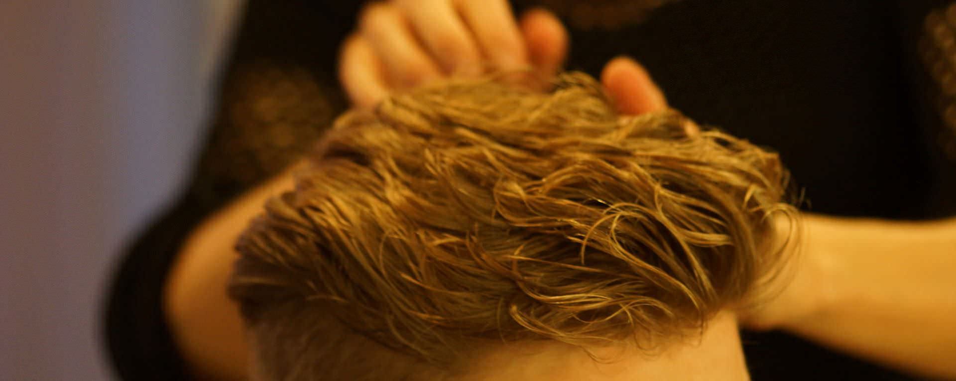 Julia Wisst beim Herrenhaare frisieren