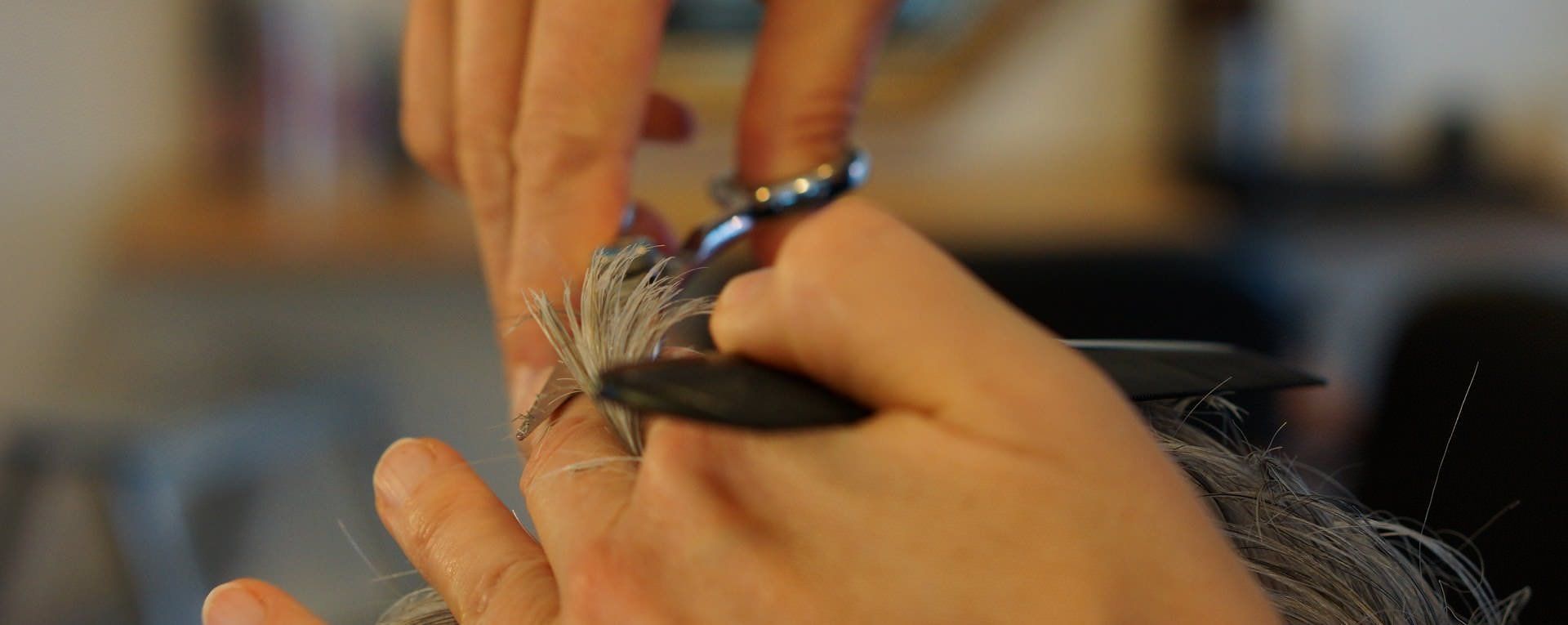 Julia Wisst beim Haareschneiden