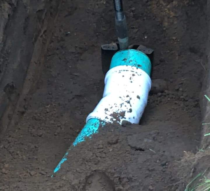 将涵洞管安装在地面中以进行排水系统。