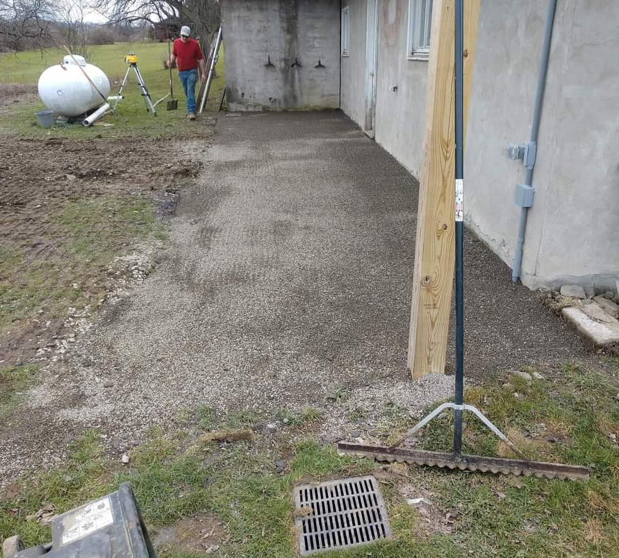 用混凝土和其他材料为安装涵洞系统准备石膏地面。