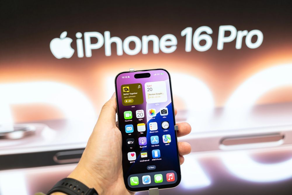 Una persona sostiene un iPhone 16 Pro en su mano.