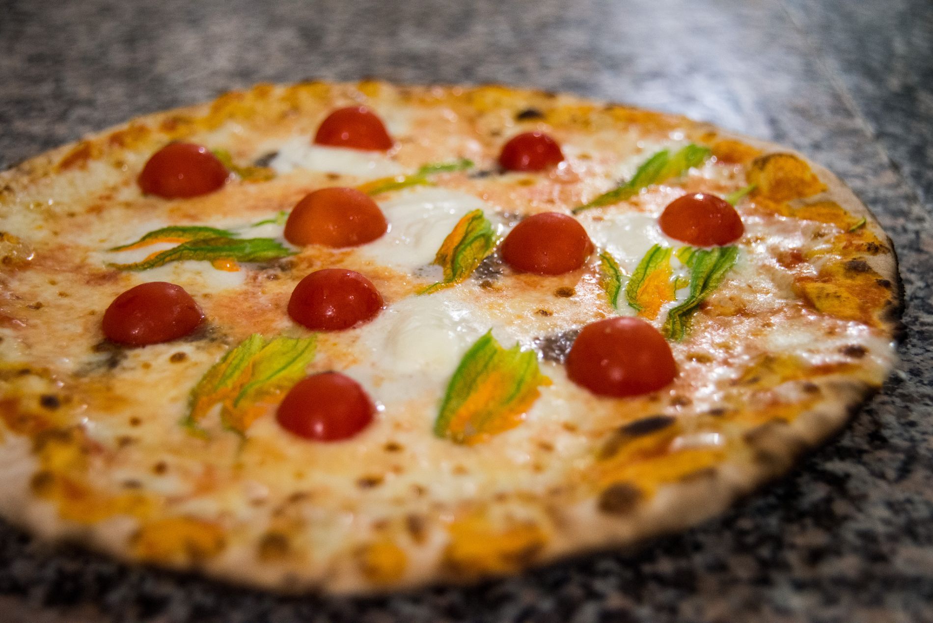 pizza con pomodorini cotta a legna