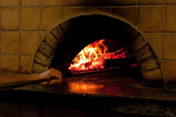 pizze cotte in forno a legna