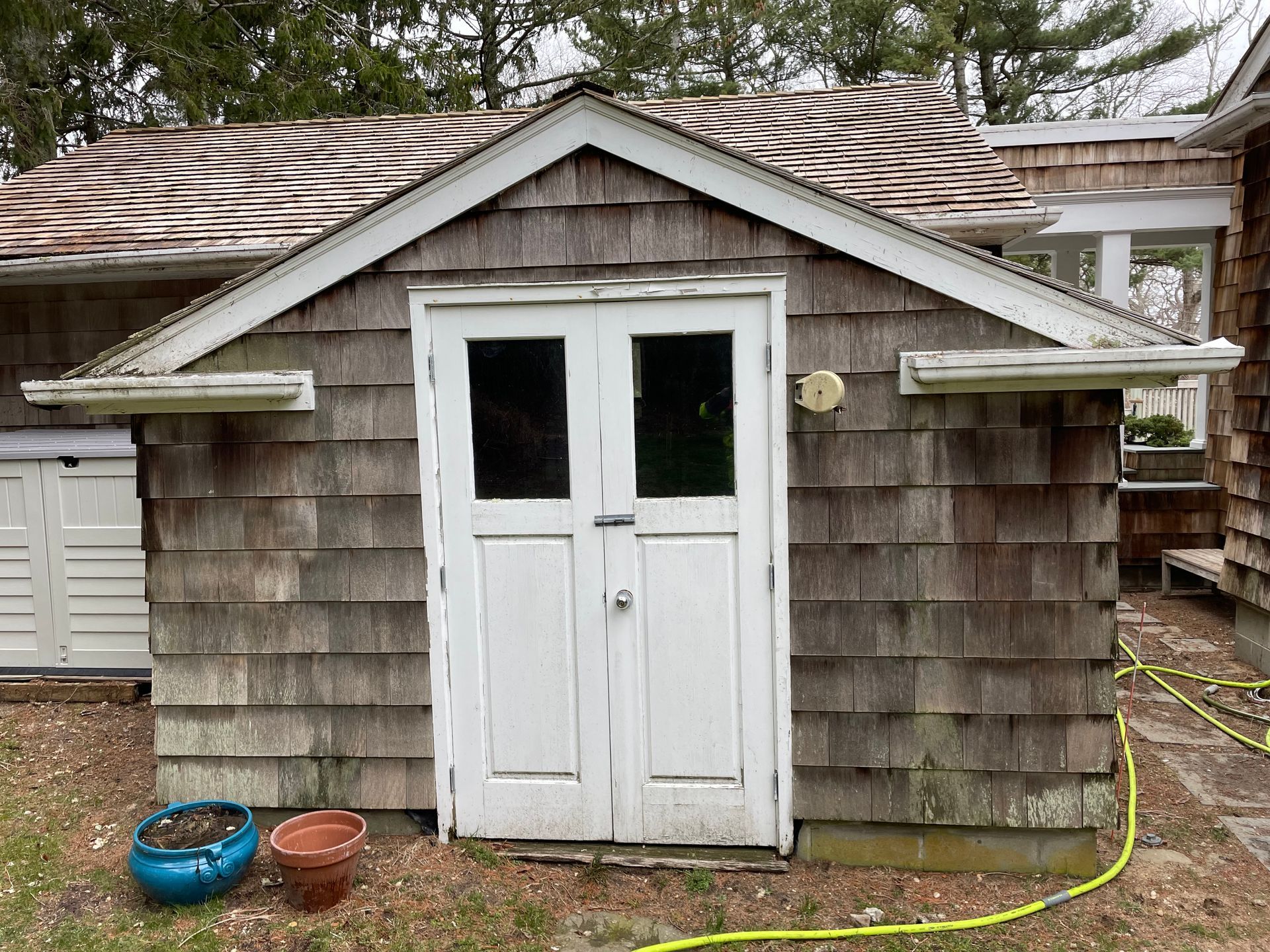 A shed before power washing