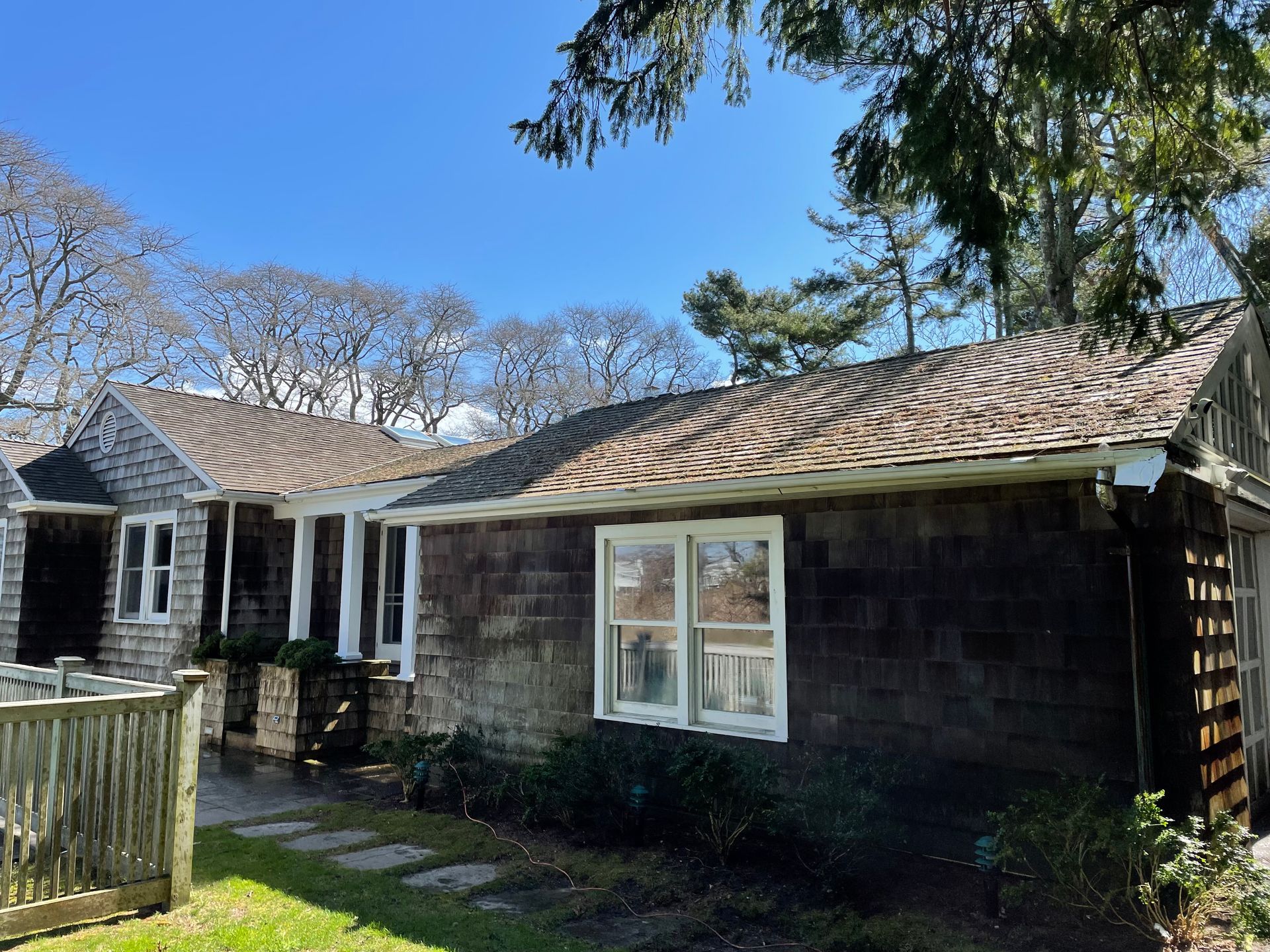 A dirty house before power washing