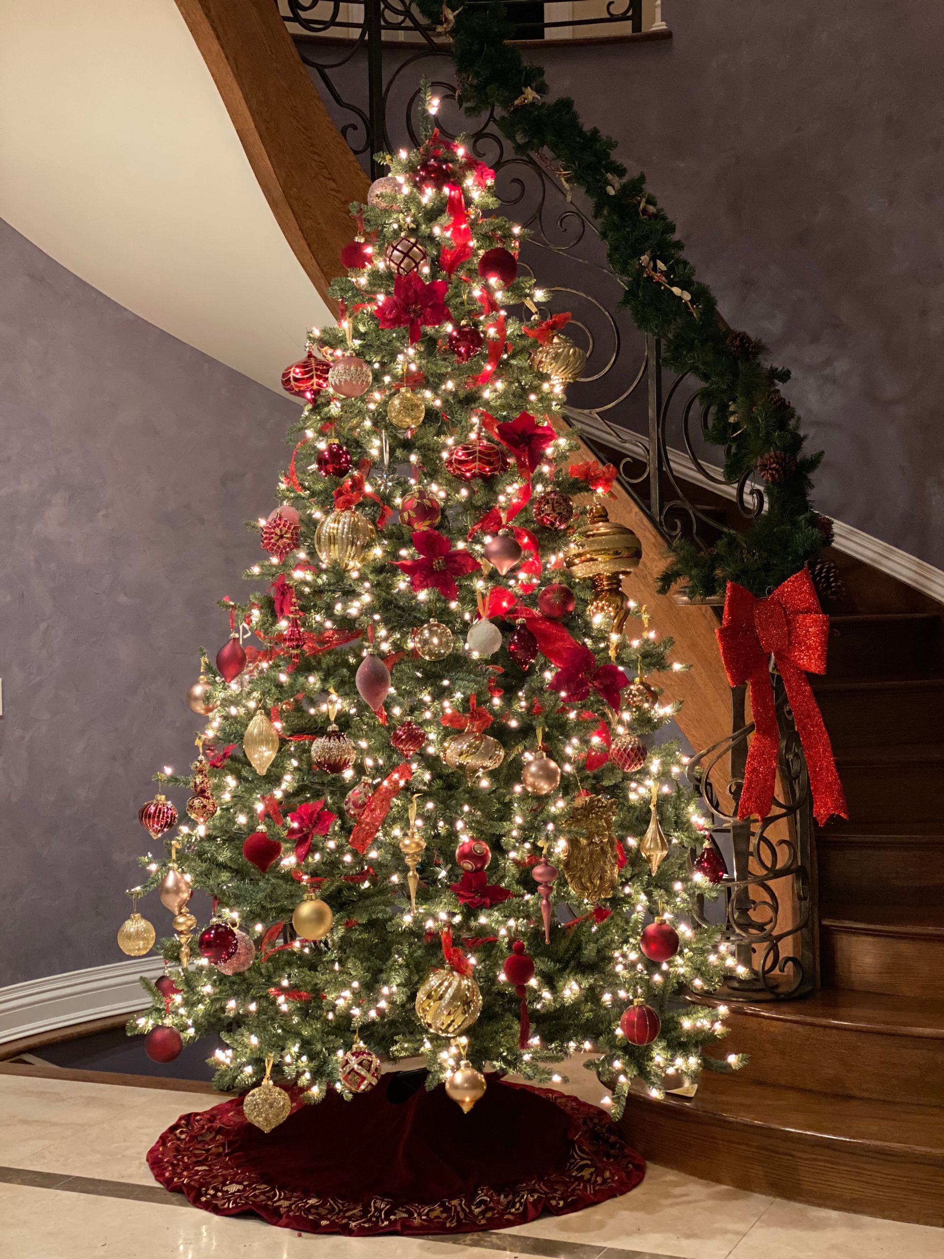 A christmas tree with red and gold decorations