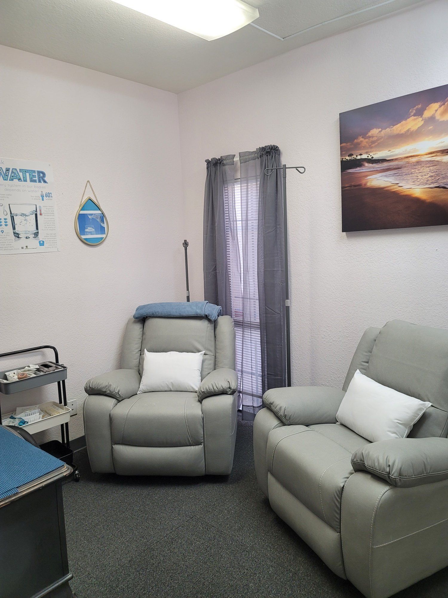 A room with two chairs and a painting on the wall.