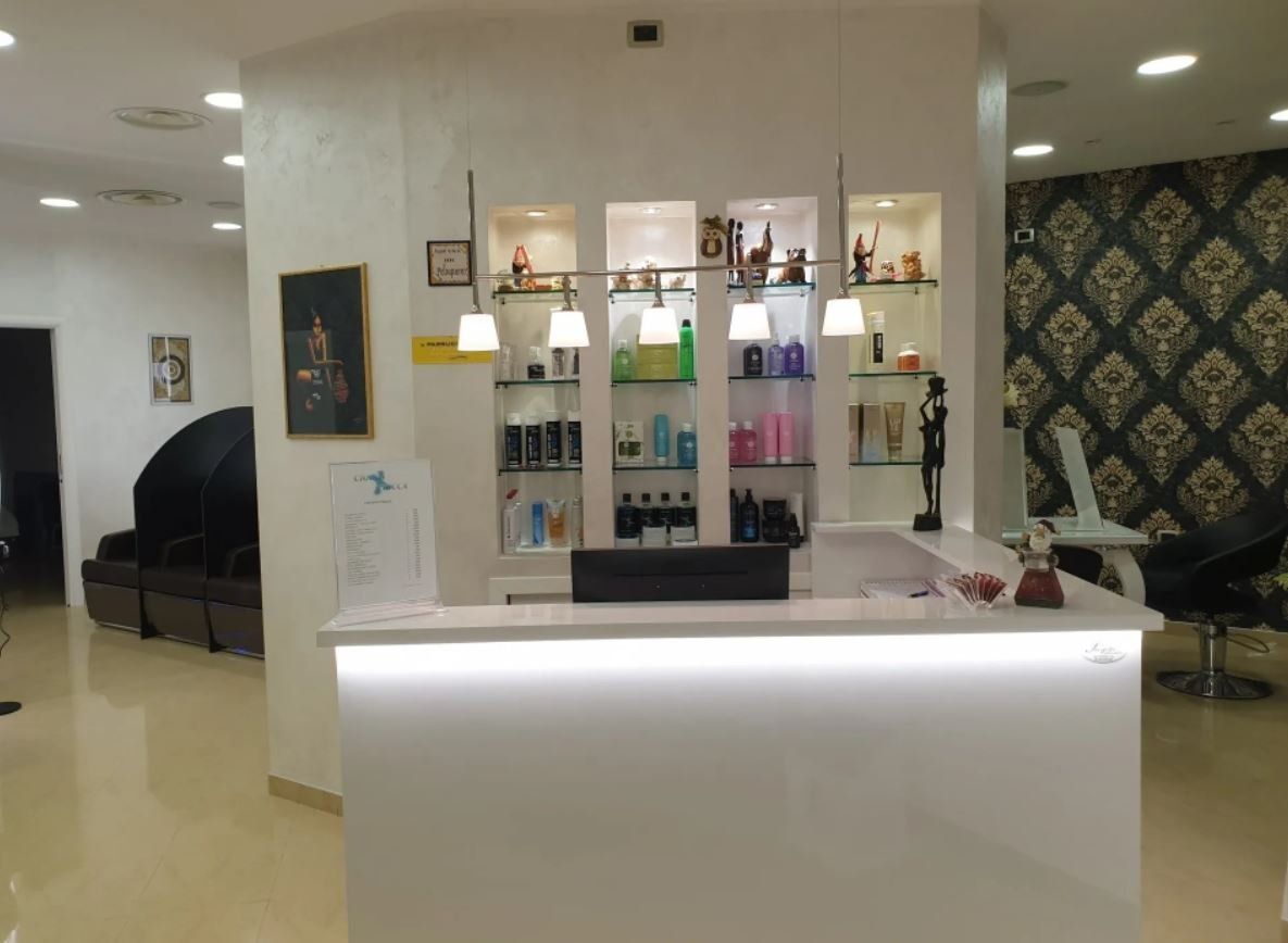 Esposizione di prodotti professionali per capelli