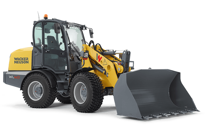 Chargeuse sur pneus Wacker Neuson jaune et grise avec godet sur fond blanc.