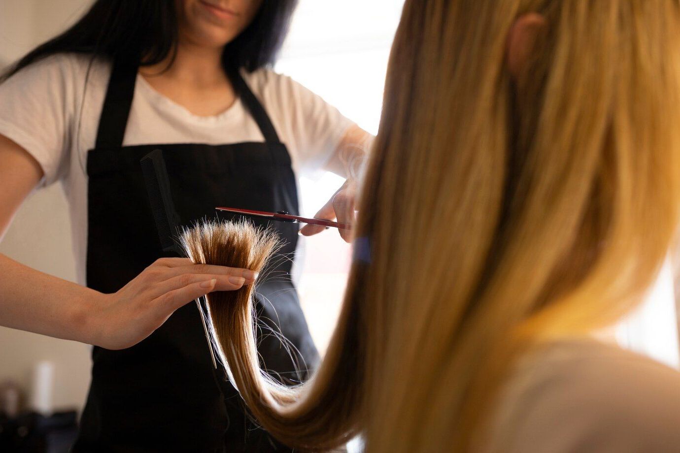Una mujer se está cortando el pelo en una peluquería.