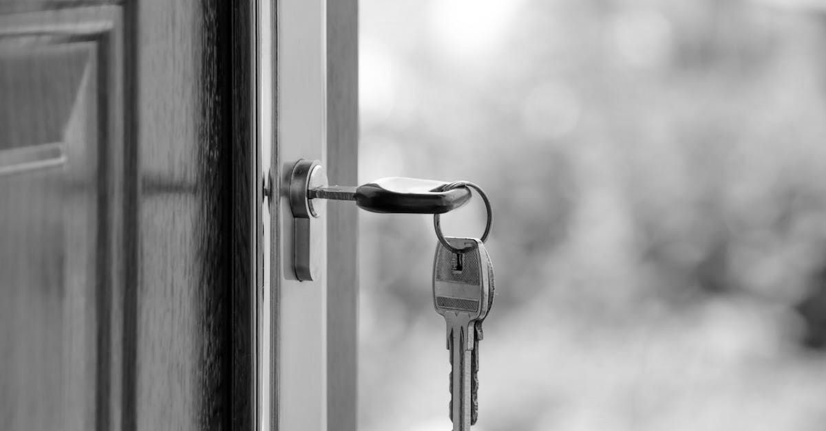 Un primer plano de una puerta con una llave dentro.